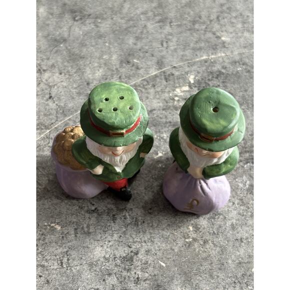 Vtg LEPRECHAUN Salt & Pepper Shakers Ceramic Hand Painted Gold Sack - Picture 3 of 5